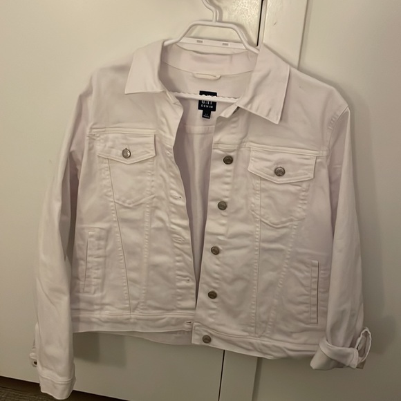 Selling white GAP jean jacket . - Picture 2 of 3